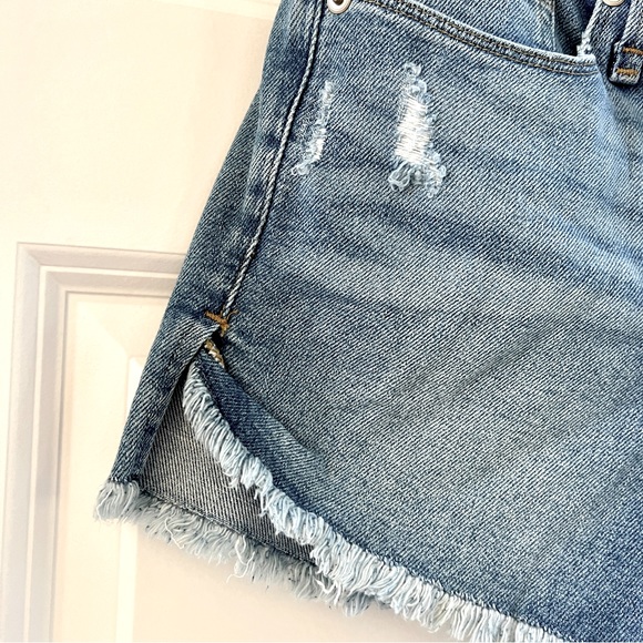 GOOD AMERICAN GOOD CURVE SHORT DISTRESSED DENIM size 4 cut offs - Picture 4 of 6